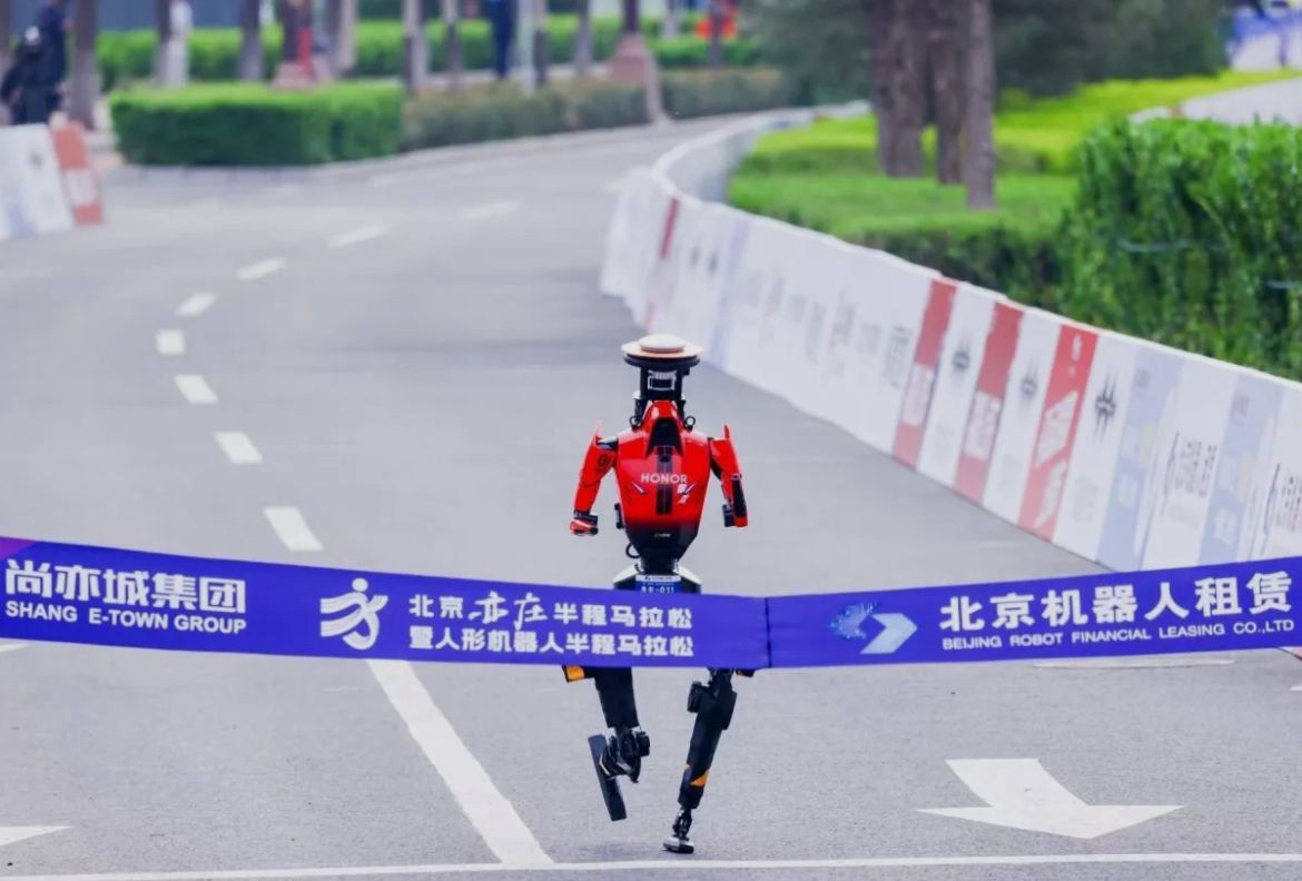 Robô humanoide chinês faz história ao superar marca histórica em meia maratona