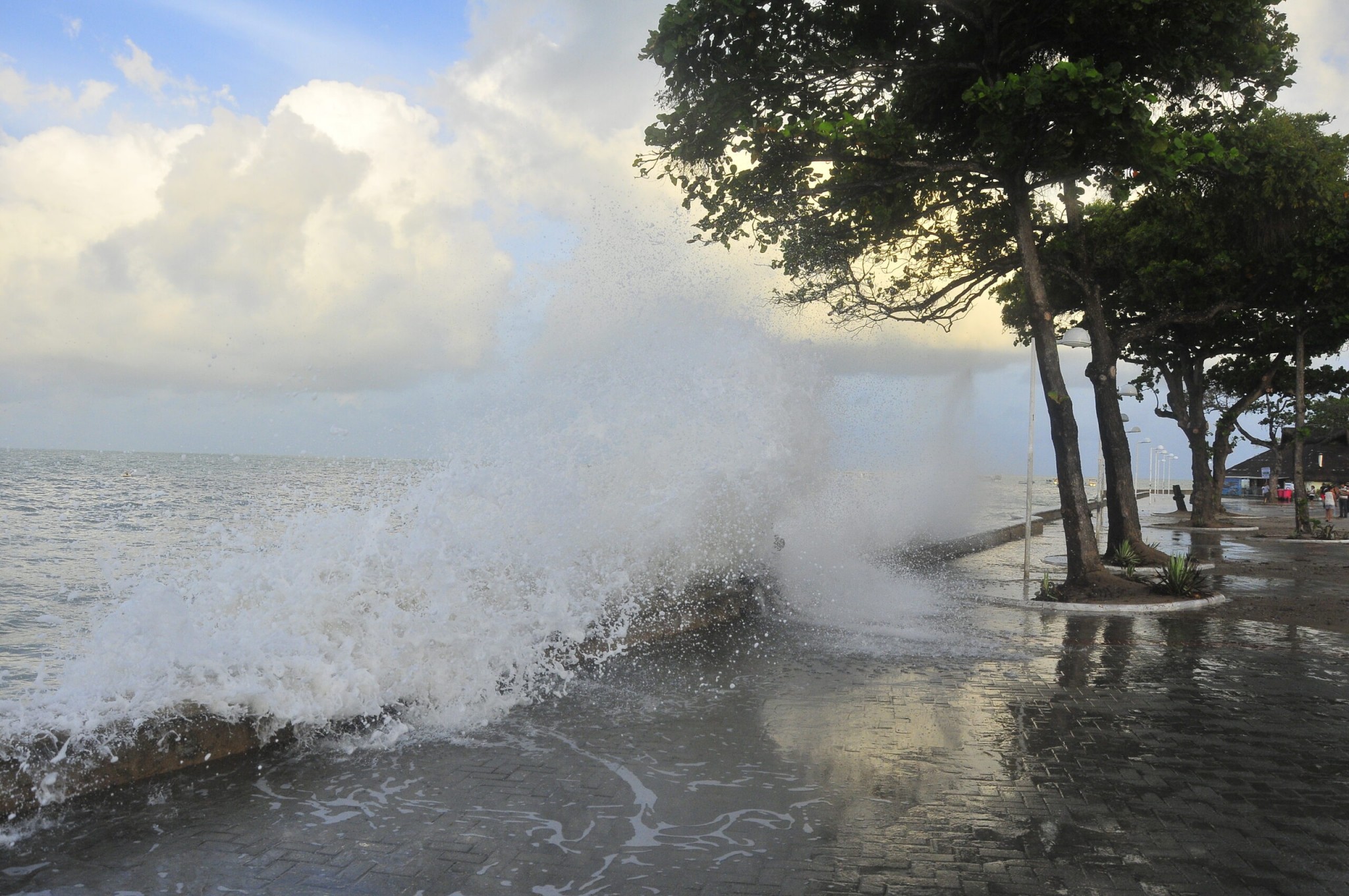 Marinha alerta banhistas para ondas de até 3,5 metros, no Litoral da Paraíba