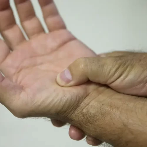 Pessoas com fibromialgia passam a ter direitos como pessoas com deficiência a partir de 2026; advogada explica