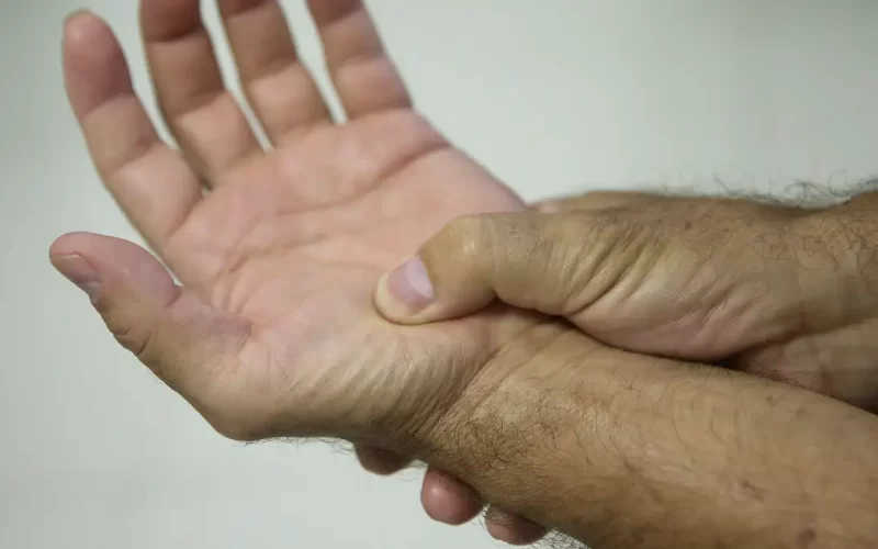Pessoas com fibromialgia passam a ter direitos como pessoas com deficiência a partir de 2026; advogada explica