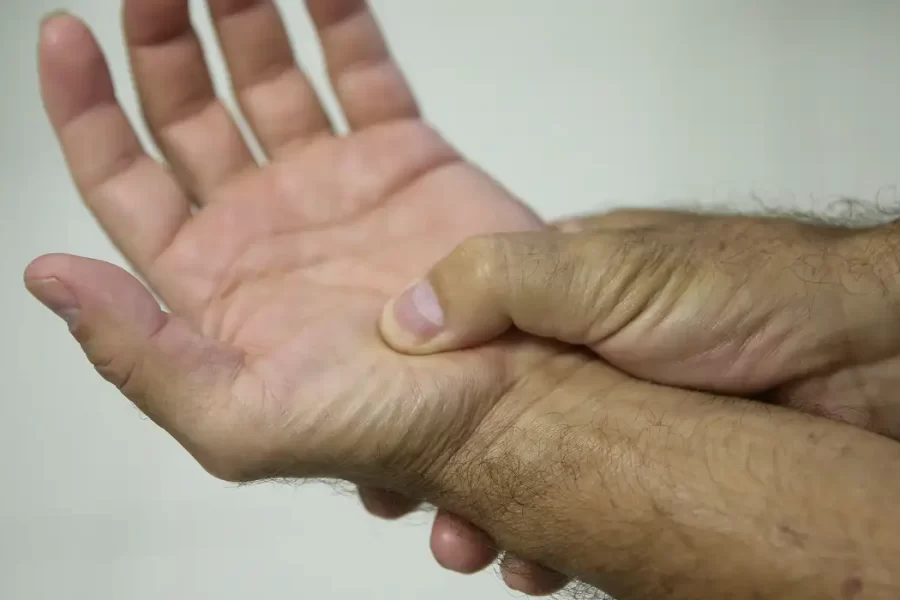 Pessoas com fibromialgia passam a ter direitos como pessoas com deficiência a partir de 2026; advogada explica