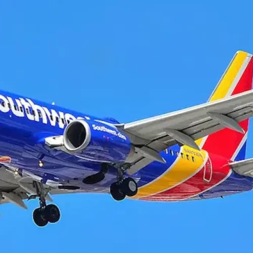 Avião faz manobra de emergência para evitar colisão e deixa dois comissários feridos