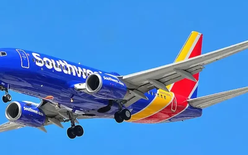 Avião faz manobra de emergência para evitar colisão e deixa dois comissários feridos
