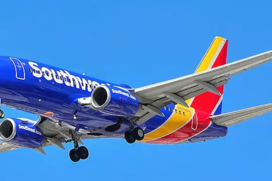 Avião faz manobra de emergência para evitar colisão e deixa dois comissários feridos