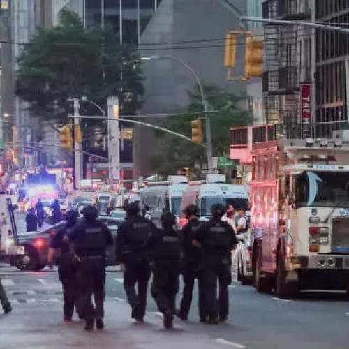 Atirador invade prédio comercial e mata 4 pessoas em Nova York