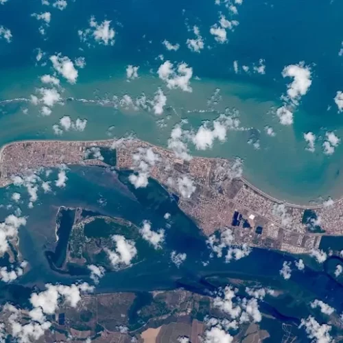 Cosmonauta russo republica foto de João Pessoa e Cabedelo feita de estação espacial.