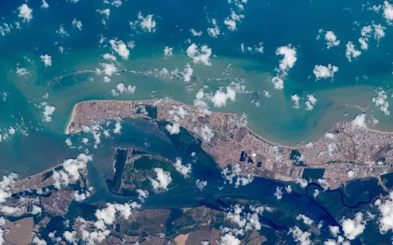 Cosmonauta russo republica foto de João Pessoa e Cabedelo feita de estação espacial.