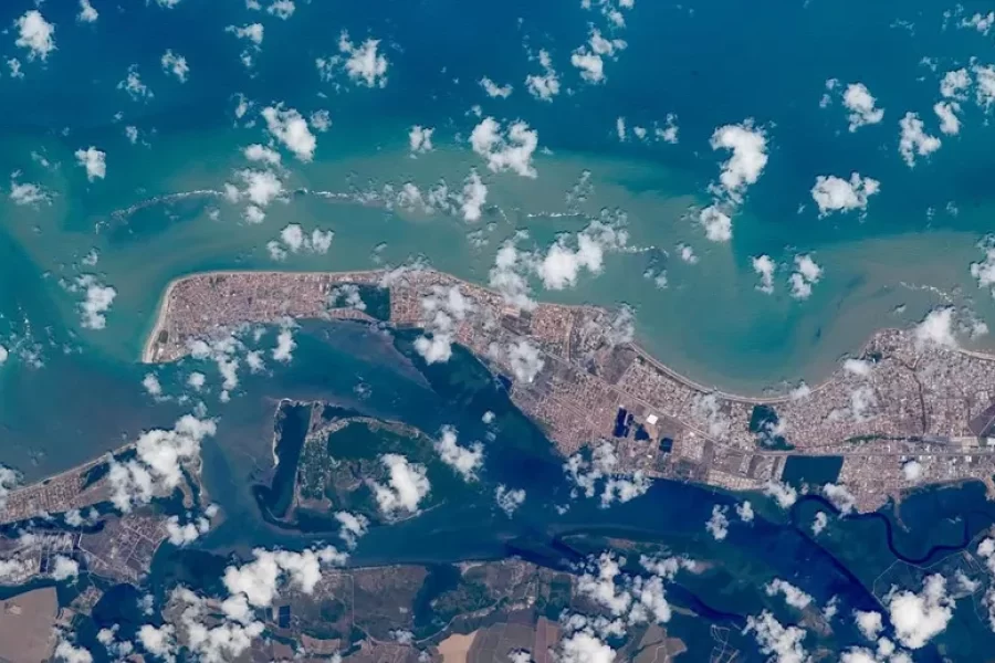 Cosmonauta russo republica foto de João Pessoa e Cabedelo feita de estação espacial.