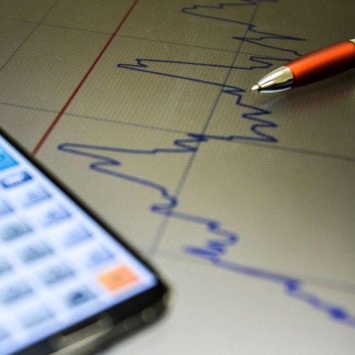 Dólar cai e Bolsa sobe com expectativa de corte de juros nos EUA e tarifas de Trump