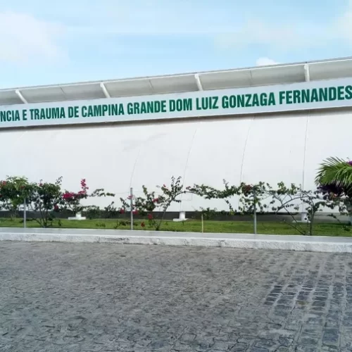 É falso que homem foi internado após introduzir 24 morangos do amor no ânus em Campina Grande