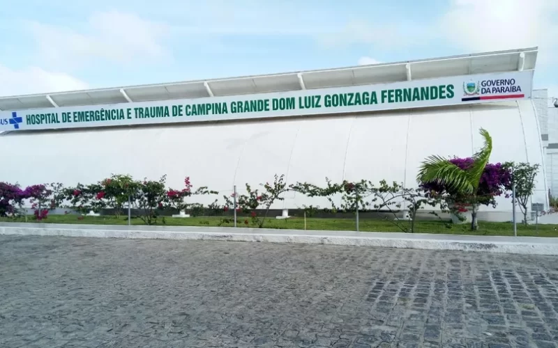 É falso que homem foi internado após introduzir 24 morangos do amor no ânus em Campina Grande