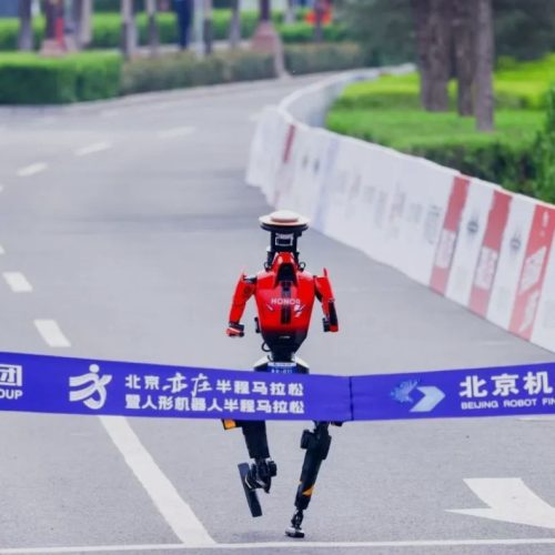 Robô humanoide chinês faz história ao superar marca histórica em meia maratona