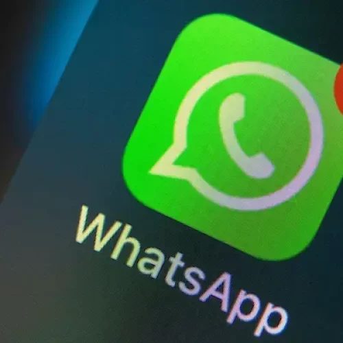 Golpistas pagam por contas verificadas no WhatsApp e anúncios no Google para enganar clientes.