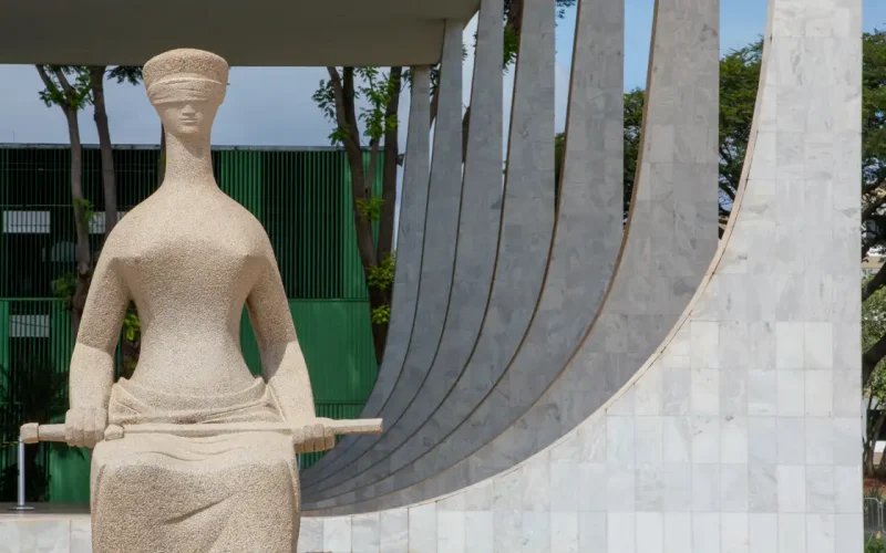 STF mantém fim da aposentadoria compulsória para juízes condenados
